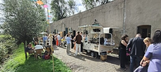 Witte koffietuktuk huwelijk